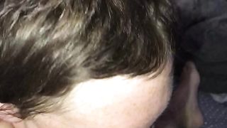 Mia moglie mentre il mio amico le riempie la bocca di sborra...