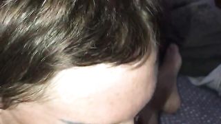 Mia moglie mentre il mio amico le riempie la bocca di sborra...