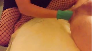 Fisting anale con calze a rete