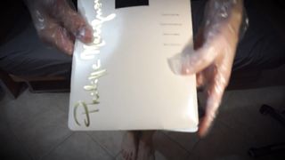 La travona in Collant si infila una sonda uretrale