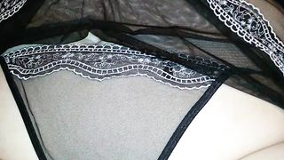 Si massaggia per eccitare chi la guarda...