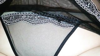 Si massaggia per eccitare chi la guarda...