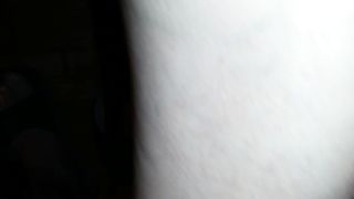 Si massaggia per eccitare chi la guarda...