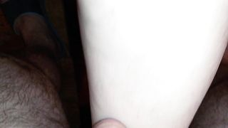 Si massaggia per eccitare chi la guarda...