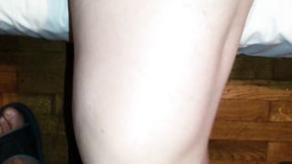 Si massaggia per eccitare chi la guarda...