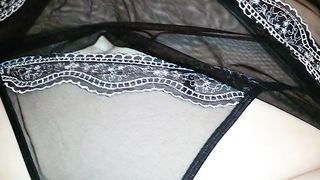 Si massaggia per eccitare chi la guarda...