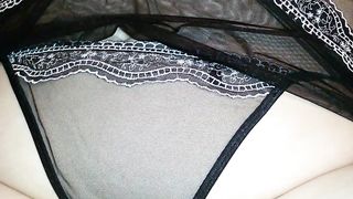 Si massaggia per eccitare chi la guarda...