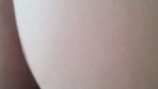 Prima mi mena il cazzo e poi se lo mette in figa