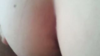 Prima mi mena il cazzo e poi se lo mette in figa