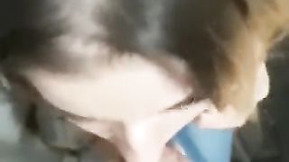 Fa la troia al cellulare mentre lo succhia