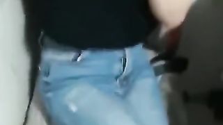 Fa la troia al cellulare mentre lo succhia