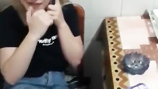 Fa la troia al cellulare mentre lo succhia