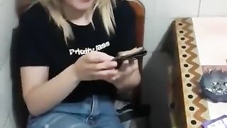 Fa la troia al cellulare mentre lo succhia