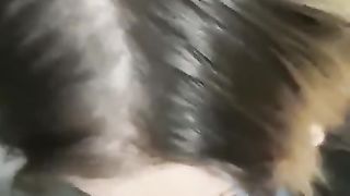 Fa la troia al cellulare mentre lo succhia