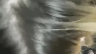 Fa la troia al cellulare mentre lo succhia