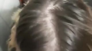 Fa la troia al cellulare mentre lo succhia