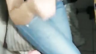 Fa la troia al cellulare mentre lo succhia