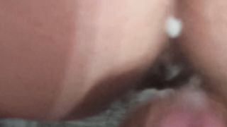 Sborrata sul culo  mentre si allarga le chiappe