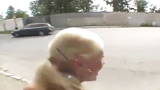 Bionda Ceca in strada