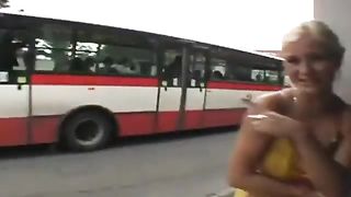 Bionda Ceca in strada