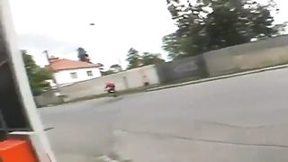 Bionda Ceca in strada