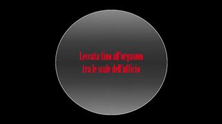 Leccata fino all'orgasmo tra le scale dell ufficio