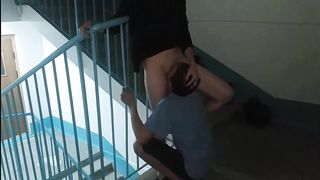 Leccata fino all'orgasmo tra le scale dell ufficio