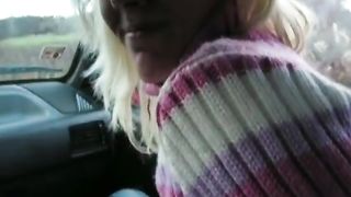 Pompino in auto da bella biondina ceca