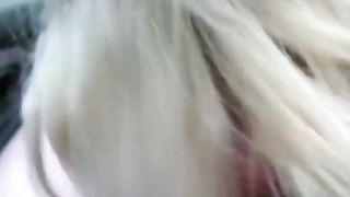 Pompino in auto da bella biondina ceca