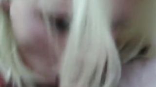 Pompino in auto da bella biondina ceca