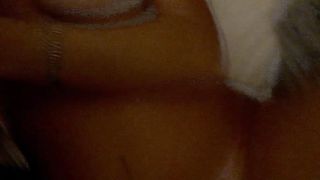 Lei GODE e io annaffio le sue meravigliose TETTE!!!