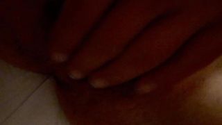 Lei GODE e io annaffio le sue meravigliose TETTE!!!