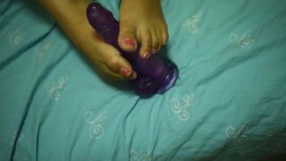 Sega coi piedi al dildo vibrante