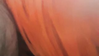 Pompino con parrucca rossa