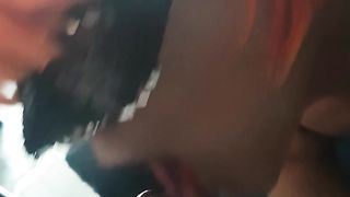 Pompino con parrucca rossa