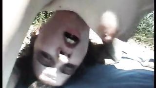 La giovane troietta ripaga in natura il passaggio in auto