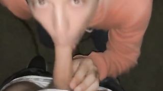 Succhio il cazzone di un amico gay per strada