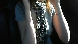 Masturbazione in auto di giovane coppia