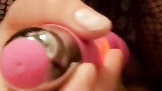 Anteprima del video: Mia moglie gioca con un grande dildo e il mio cazzo