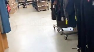 Gira sexy e seminuda per i grandi magazzini...