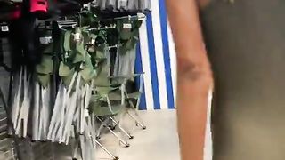 Gira sexy e seminuda per i grandi magazzini...