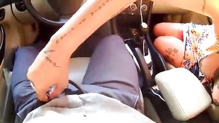 La troia tatuata succhia il cazzone in pubblico