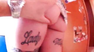 La troia tatuata succhia il cazzone in pubblico