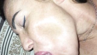 Mia moglie sborrata in faccia e in bocca