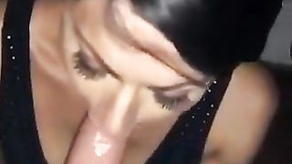 Pompino da calda signora bruna a grosso cazzo