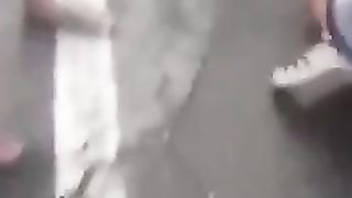 Troietta bionda si fa leccare la figa per strada