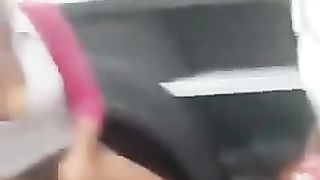 Troietta bionda si fa leccare la figa per strada