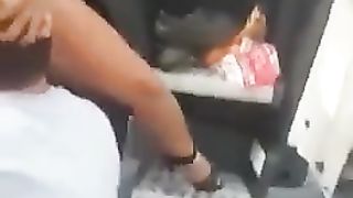 Troietta bionda si fa leccare la figa per strada