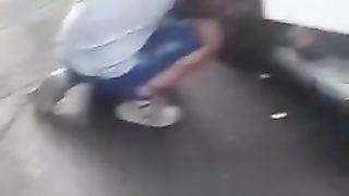 Troietta bionda si fa leccare la figa per strada