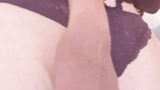 La trans ci mostra il suo bellissimo cazzo